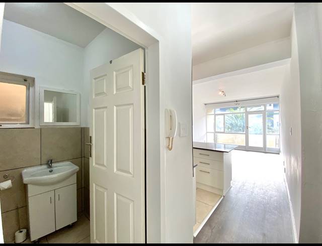 0.5 BEDROOM APARTMENT TO LET IN SEA POINT